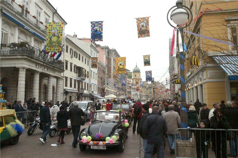 U sklopu Riječkog karnevala održan maškarani auto-rally Pariz-Bakar