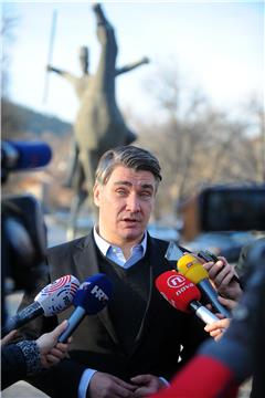 Sinj: Predsjednik SDP-a Zoran Milanović dao je izjavu za medije