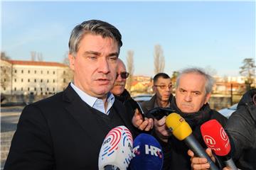 Sinj: Predsjednik SDP-a Zoran Milanović dao je izjavu za medije