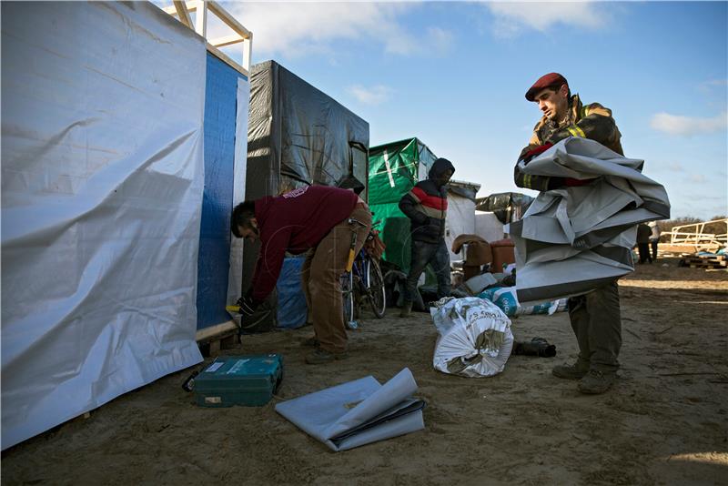 Migranti iseljeni iz "Džungle" u Calaisu radi krčenja terena