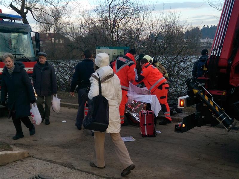 Vatrogasci kod Ljubljane spasili obitelj propalu kroz led umjetnog jezera