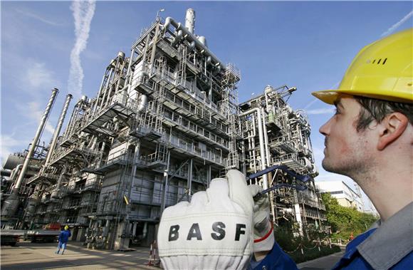 BASF očekuje veći pad dobiti u 2015. zbog niskih cijena nafte