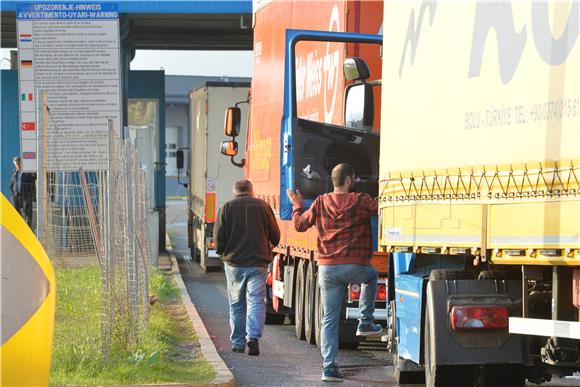 Višesatno zadržavanje i kilometarske kolone na prijelazu Batrovci-Bajakovo