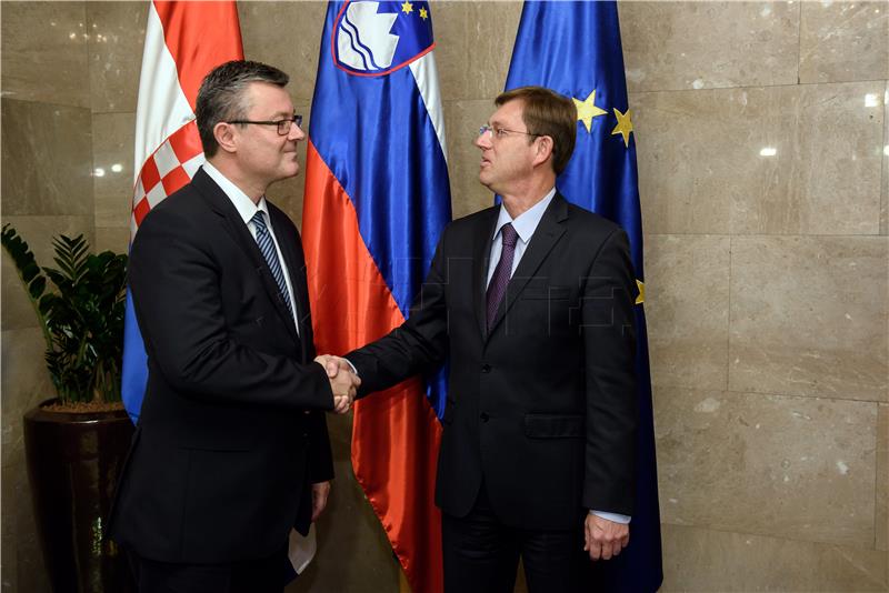 Croatian and Slovenian PMs call for better cooperation in tackling refugee crisis