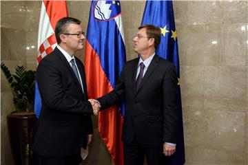 Croatian and Slovenian PMs call for better cooperation in tackling refugee crisis