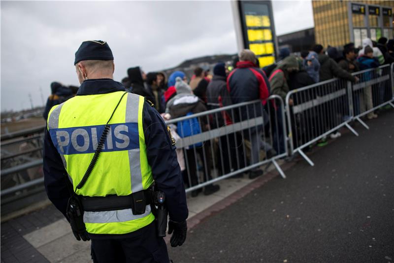 Više desetaka maskiranih muškaraca napalo migrante u Stockholmu 