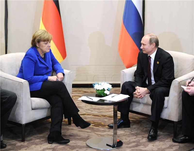 Merkel traži od Putina da stisne separatiste u Ukrajini