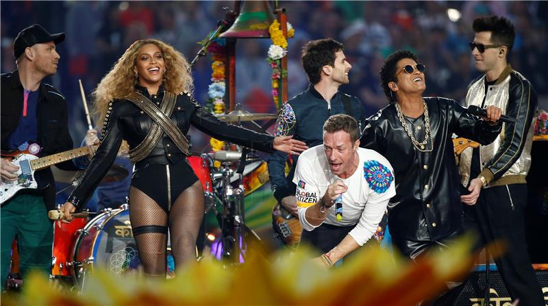 Beyonce i Bruno Mars začinili nastup Coldplaya na 'Super Bowlu'