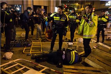 Više desetaka ozlijeđenih u pobuni u Hong Kongu