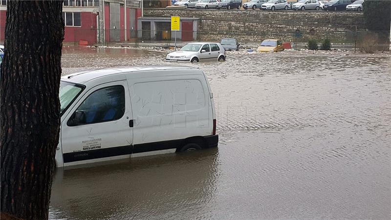 Olujni vjetar u Istri digao more, u Rovinju oštećeni parkirani automobili 