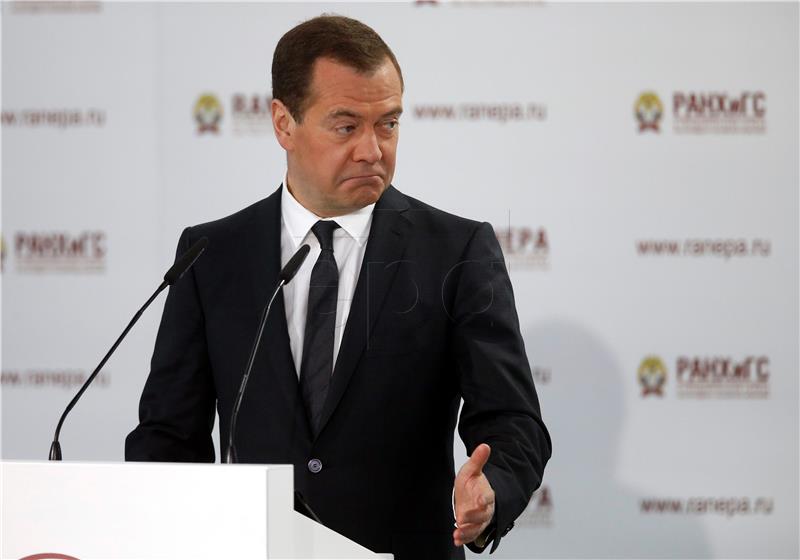 Medvedev kaže da je migracijska politika Angele Merkel "jednostavno glupa" 