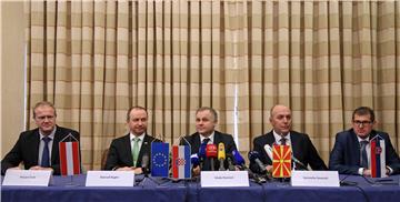 Countries on refugee route agree joint refugee profiling at Macedonia-Greek border