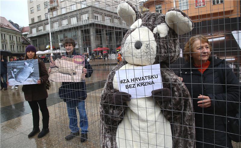 Performans Prijatelja životinja "Činči u kavezu" na Trgu bana Jelačića