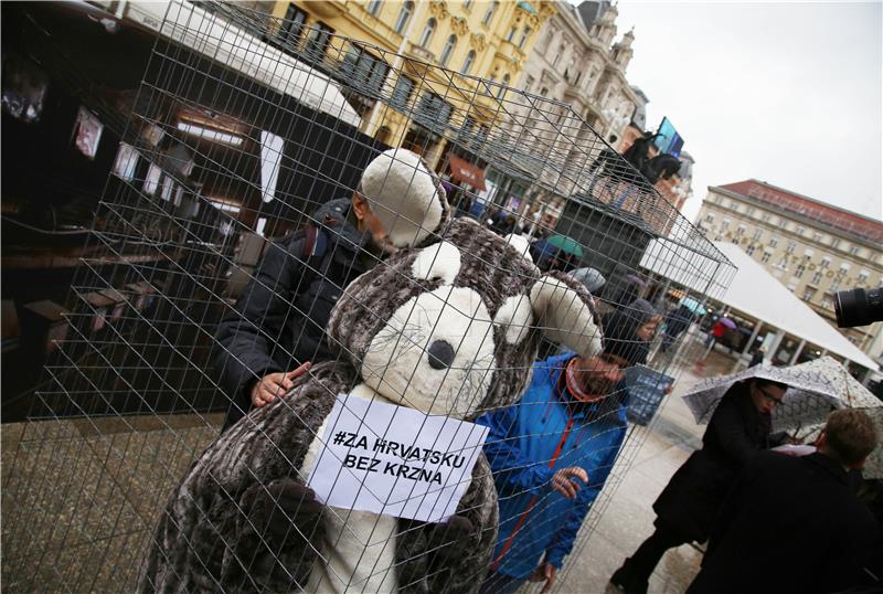 Performans Prijatelja životinja "Činči u kavezu" na Trgu bana Jelačića