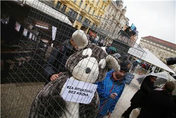 Performans Prijatelja životinja "Činči u kavezu" na Trgu bana Jelačića