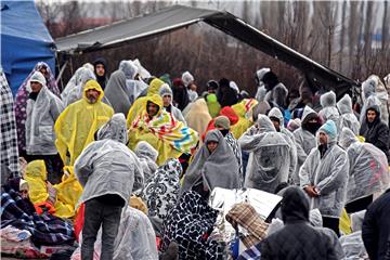 Srbijanska policija zaustavila 150 migranata koji su pješice krenuli u Hrvatsku