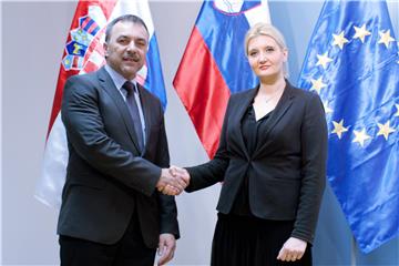 Slovenian, Croatian interior ministers talk migrant crisis