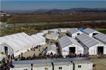 Grčka policija počela uklanjati migrante s granice s Makedonijom