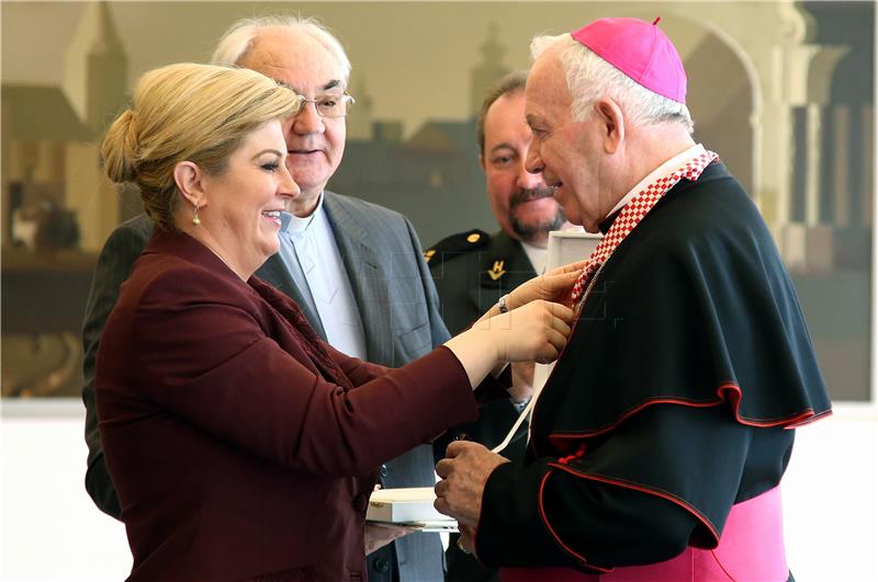 Kolinda Grabar-Kitarović uručila odlikovanje mons. Jurju Jezerincu