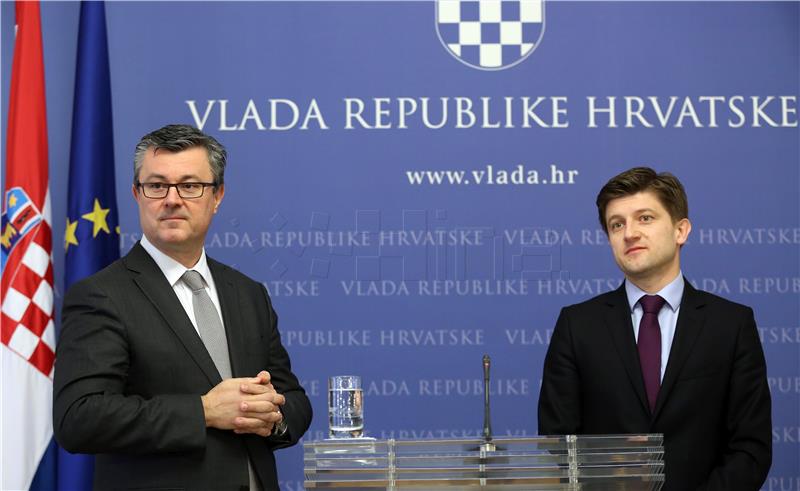 Konferencija za medije premijera Oreškovića i ministra Marića