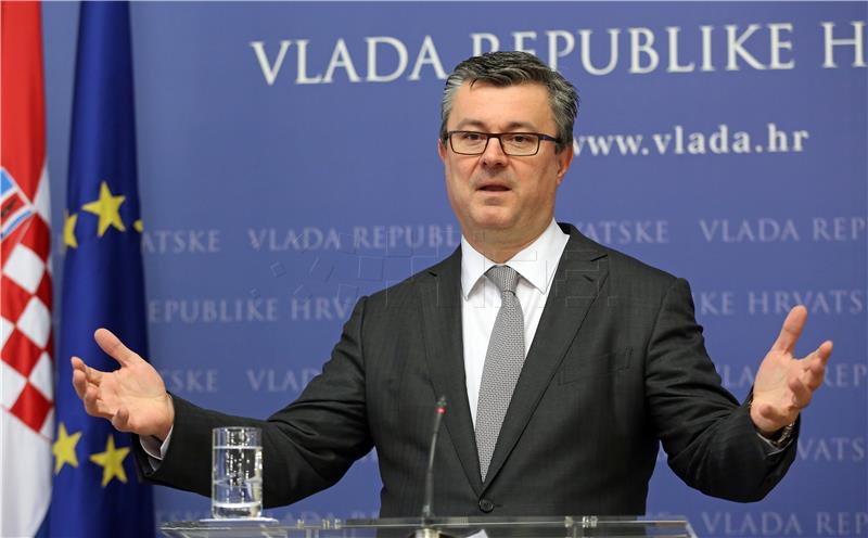 Konferencija za medije premijera Oreškovića i ministra Marića