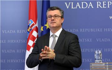 Konferencija za medije premijera Oreškovića i ministra Marića