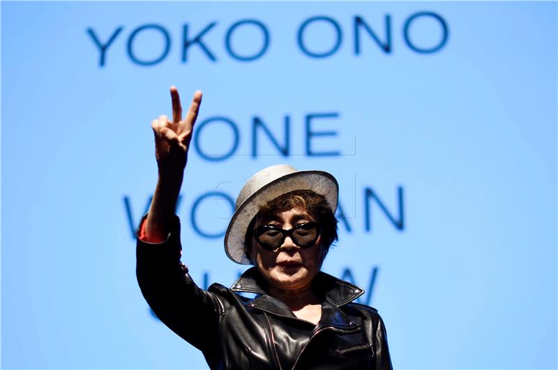 Yoko Ono u bolnici