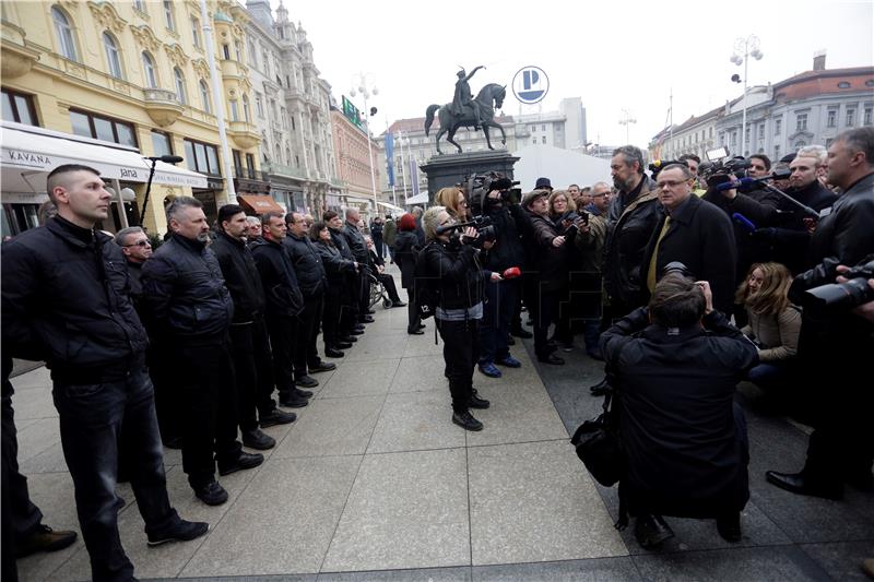 Postrojavanje A-HSP-a i kontraprosvjed Radničke fronte na glavnom zagrebačkom trgu