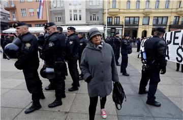 Postrojavanje A-HSP-a i kontraprosvjed Radničke fronte na glavnom zagrebačkom trgu