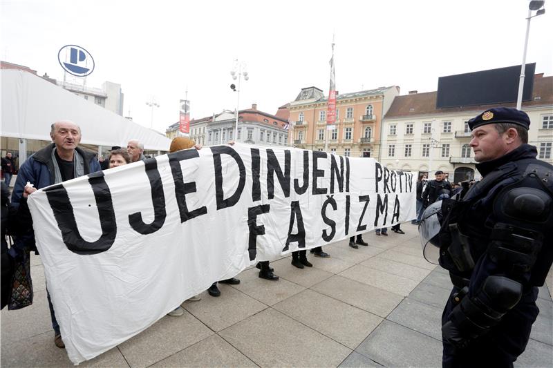 Postrojavanje A-HSP-a i kontraprosvjed Radničke fronte na glavnom zagrebačkom trgu