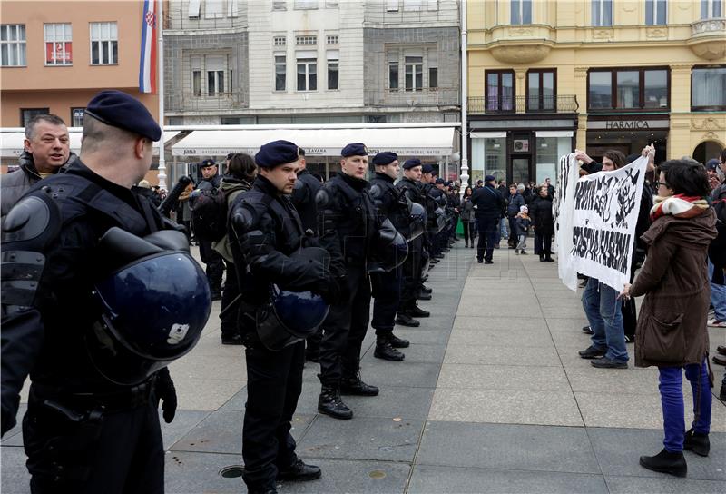 Postrojavanje A-HSP-a i kontraprosvjed Radničke fronte na glavnom zagrebačkom trgu