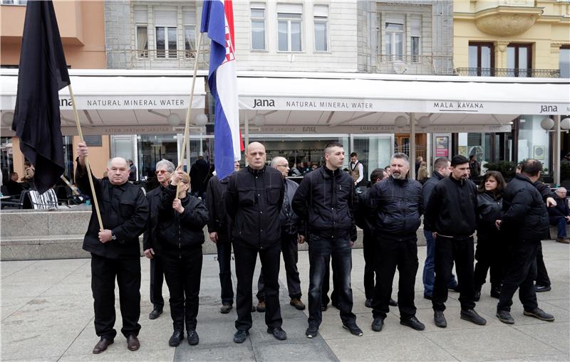 Postrojavanje A-HSP-a i kontraprosvjed Radničke fronte na glavnom zagrebačkom trgu