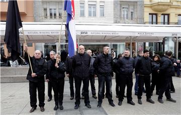 Postrojavanje A-HSP-a i kontraprosvjed Radničke fronte na glavnom zagrebačkom trgu