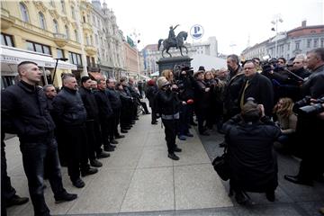 Postrojavanje A-HSP-a i kontraprosvjed Radničke fronte na glavnom zagrebačkom trgu