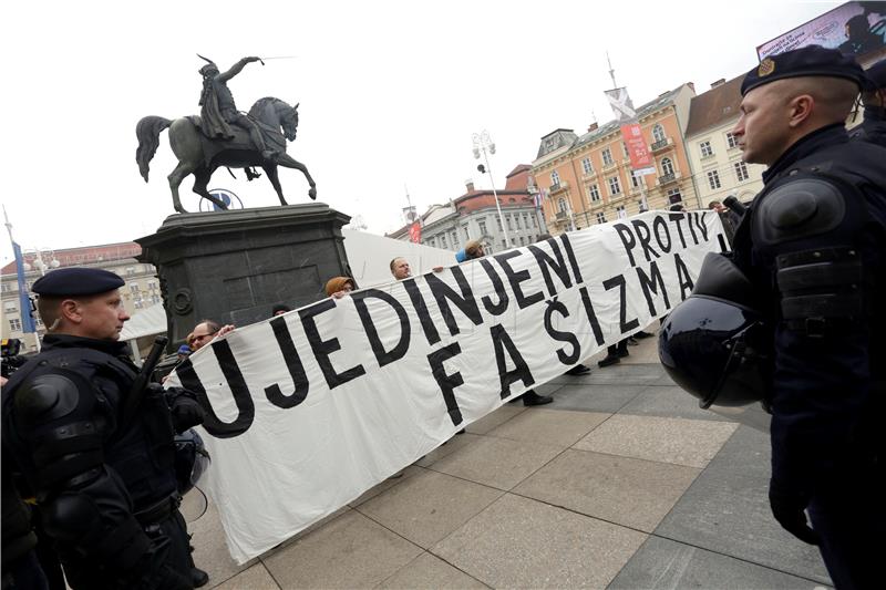 Postrojavanje A-HSP-a i kontraprosvjed Radničke fronte na glavnom zagrebačkom trgu