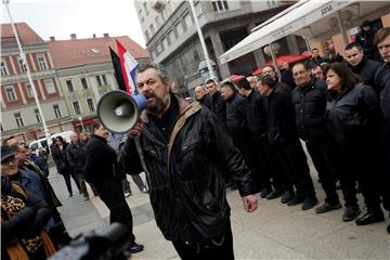 Postrojavanje A-HSP-a i kontraprosvjed Radničke fronte na glavnom zagrebačkom trgu