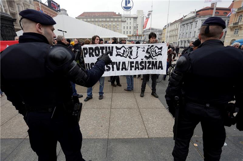 Postrojavanje A-HSP-a i kontraprosvjed Radničke fronte na glavnom zagrebačkom trgu