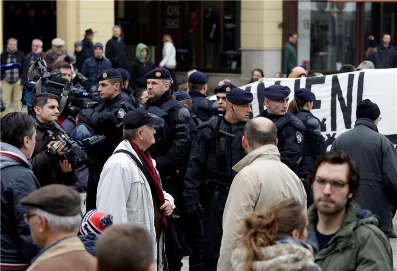 Postrojavanje A-HSP-a i kontraprosvjed Radničke fronte na glavnom zagrebačkom trgu