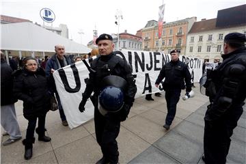 Postrojavanje A-HSP-a i kontraprosvjed Radničke fronte na glavnom zagrebačkom trgu