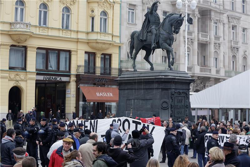 Postrojavanje A-HSP-a i kontraprosvjed Radničke fronte na glavnom zagrebačkom trgu