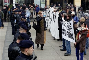 Postrojavanje A-HSP-a i kontraprosvjed Radničke fronte na glavnom zagrebačkom trgu