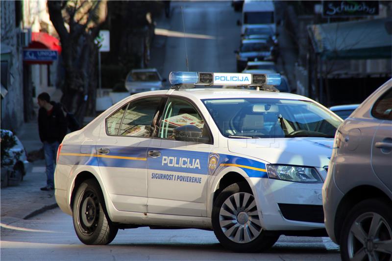 Pokušao pregaziti policajce, pa u bijegu vozio kroz crveno i u suprotnom smjeru 