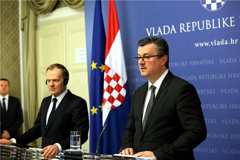 Schengen has no alternative for managing migrant crisis, say Tusk and Oreskovic