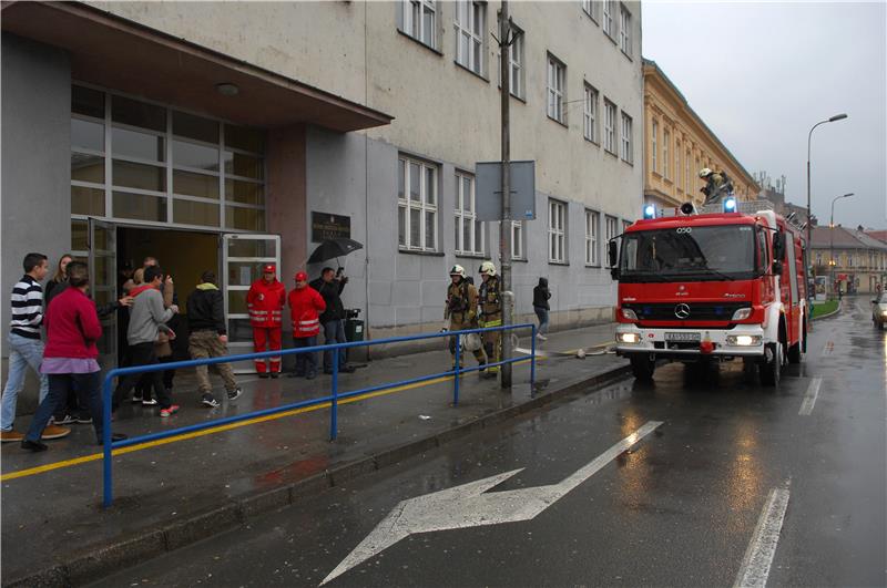 Karlovac: Vježba spašavanja u Mješovitoj industrijsko-obrtničkoj školi