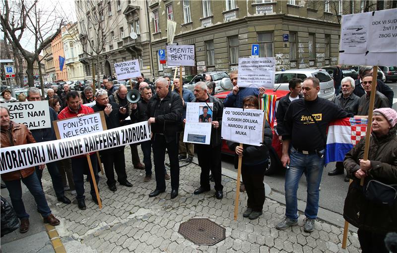 Prosvjed oštećenika RBA zadruga ispred USKOK-a