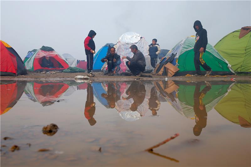 Migranti zaglavili u blatu na ničijoj zemlji između Makedonije i Srbije