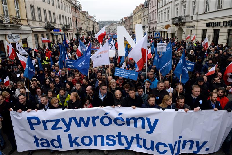 Tisuće Poljaka prosvjeduje protiv vlade zbog ustavne krize