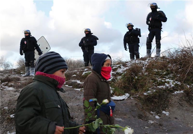 U Calaisu privedeno 14 militanata krajnje desnice 