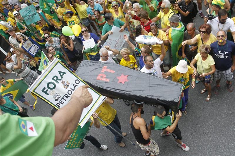 Tisuće Brazilaca prosvjeduje i traži odlazak Dilme Rousseff