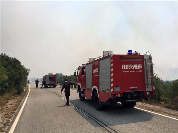 Veliki požar kod Marine, bura otežava gašenje